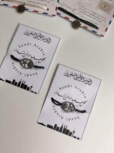 سوارة شكل شعار سيفين ونخلة