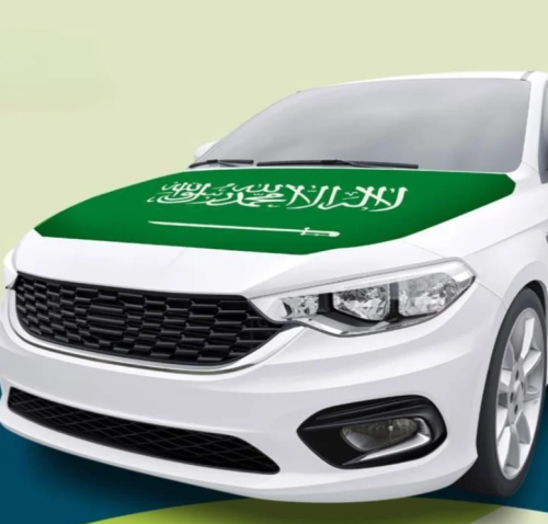 علم السعودية على كبوت السيارة