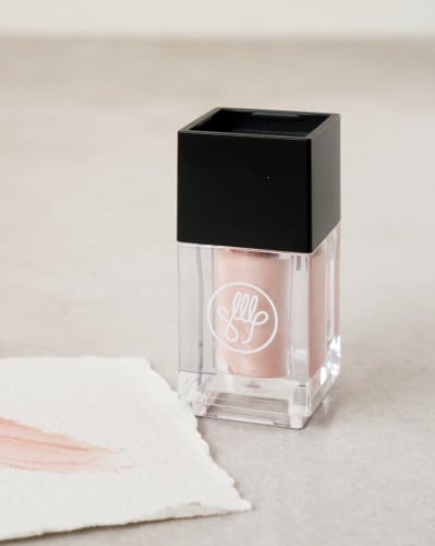 إضاءة وجه كريمية لون وردي بلمعة خفيفة