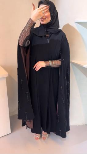 عبايه الملفته باللون الاسود