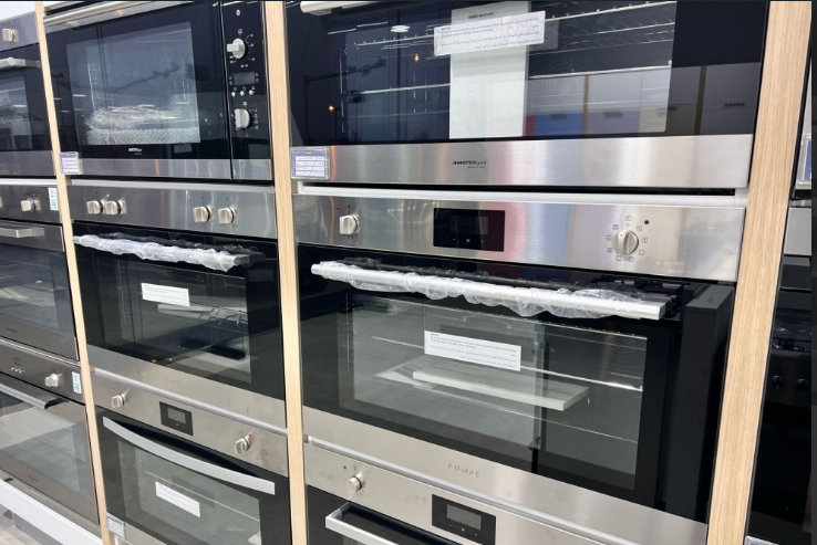 فرن بومبي POMPE ايطالي - كهرباء مدمج 9 برامج 90 سم 2 مفتاح - السعة 131 لیتر مؤقت 3 مروحة توزیع الحرارة -باب هيدرولیك ايطالي - PO90EF3S