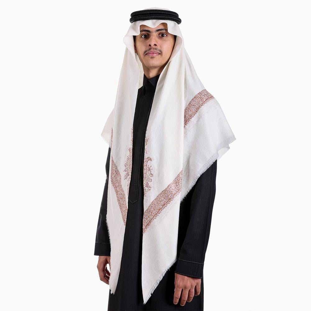 شال صوف كشميري سوبر ترمه ارضية لون بيج فاتح مطرز يدوياً بشكل مميز بمجموعة من النقشات المميزة D8