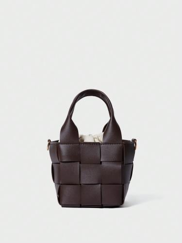 حقيبة دلو بنية صغيرة ذات نمط مربعات