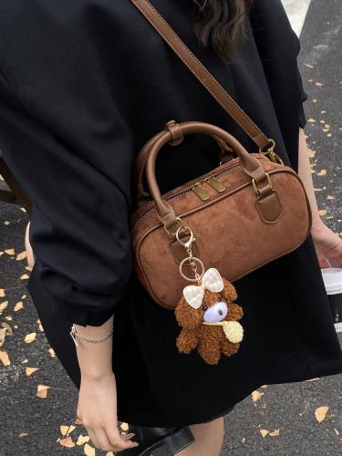 حقيبة كروسبودي مزينة بدمية