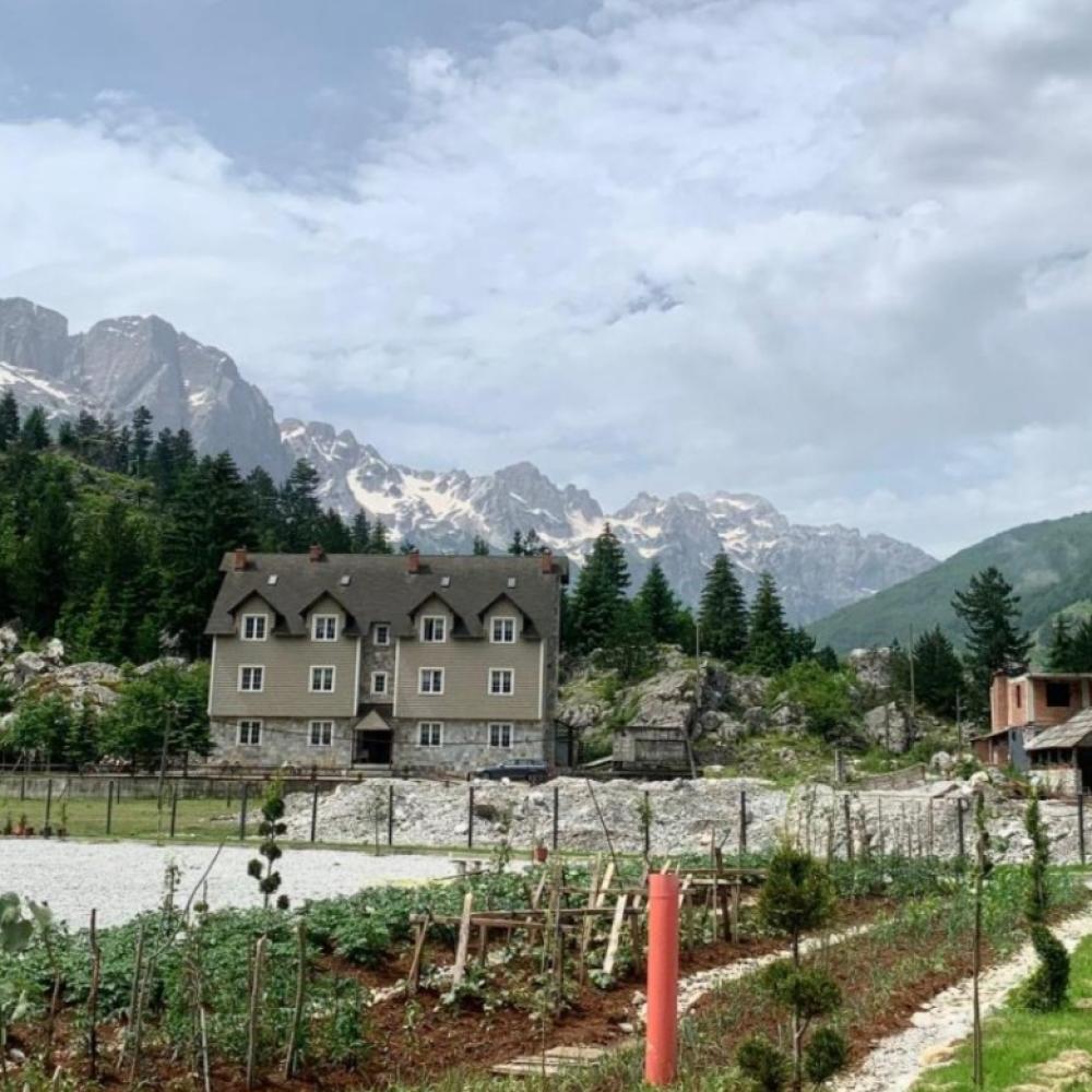 دليل أرياف ألبانيا: رحلة ساحرة بين ثيث وفالبوني مع هابي سياحة ️