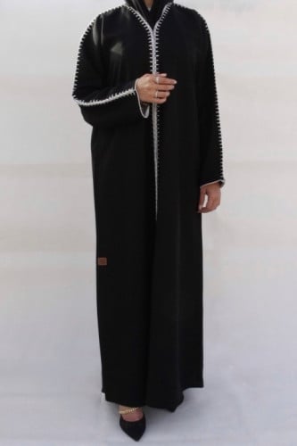 عبايه بتطريز ابيض