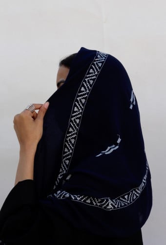 طرحه اسود بتطريز ابيض