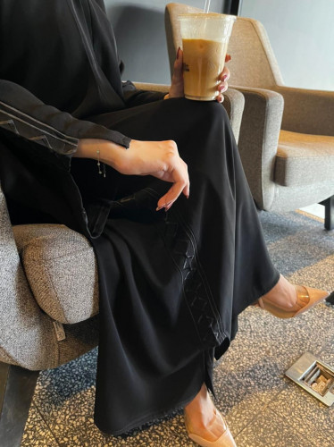 عبايه بتطريز اسود