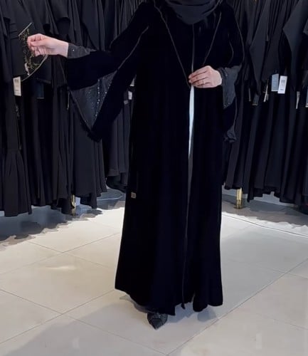 عباية مخمل كم كلوش