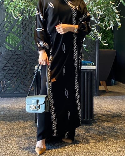 عبايه بتطريز ابيض