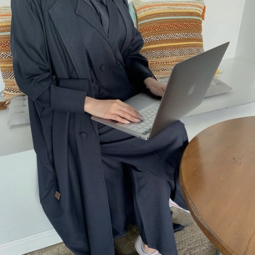 بدله وعبايه