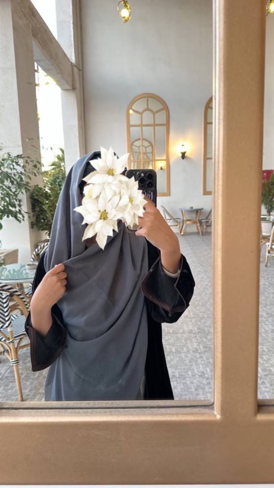 رمادي غامق