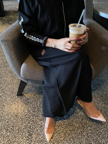 عبايه بتطريز ابيض