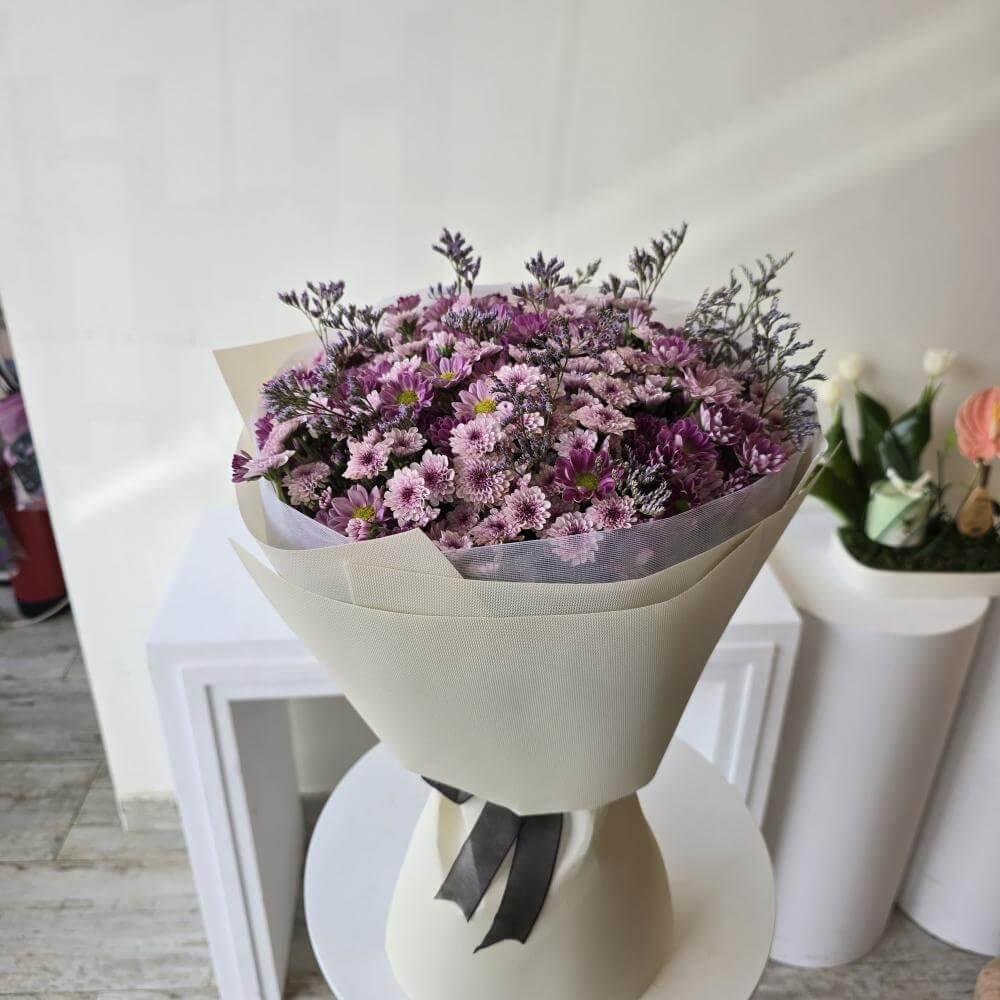 باقة الاقحوان الفاخرة بتغليف بيج