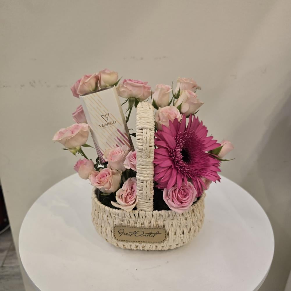 سلة ورد مع بار شوكلت بالرمان