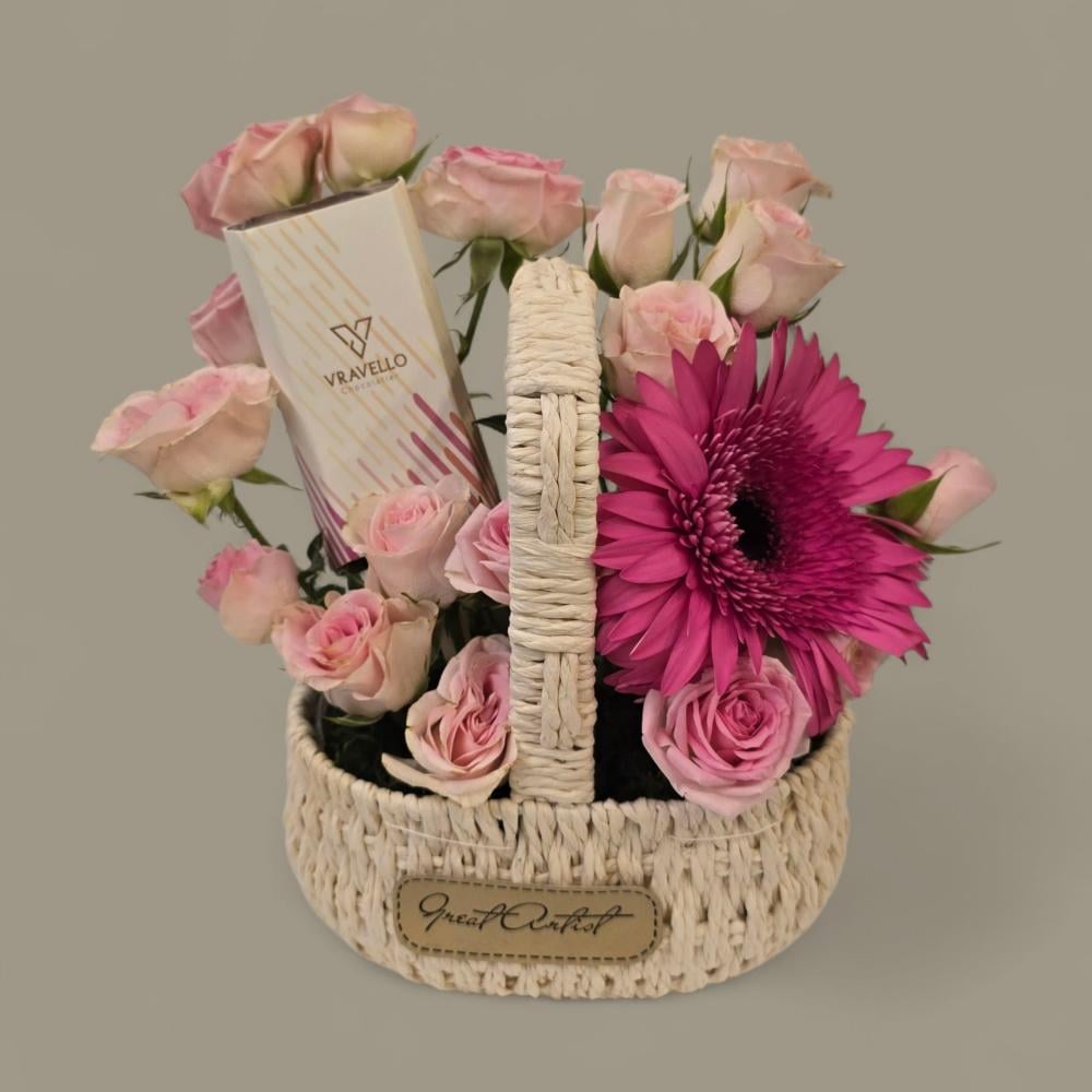 سلة ورد مع بار شوكلت بالرمان