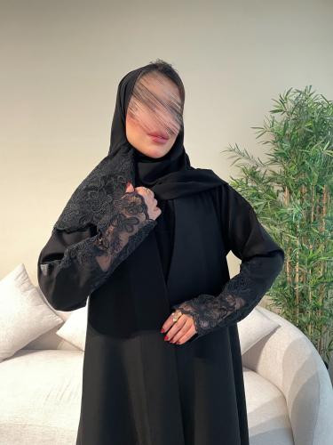 عبايه قماش كريب ودانتيل قصهAline