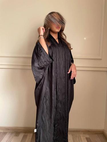عبايه كريب مشجر لون اسود