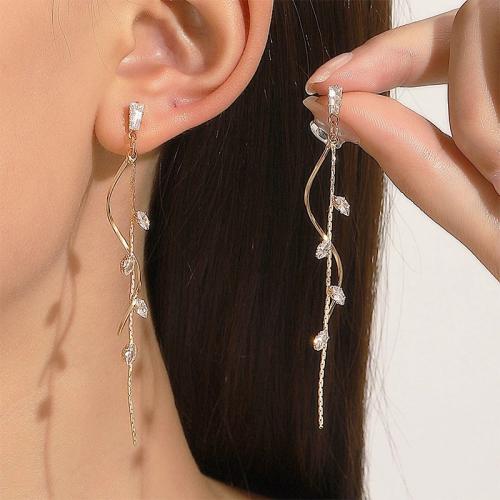 اقراط ملتوية طويلة