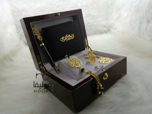 طقم رجالي بالاسم مكون من 5قطع قطع سبحة، بوك، قلم،...