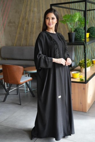 عباية كريب أسود مخطط بذهبي خفيف مع ريش وخرزاسود نا...