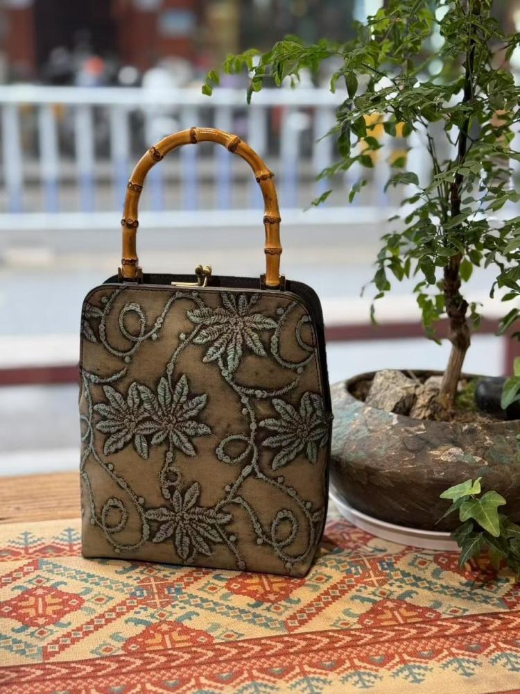 حقيبة مصنوعة من الجلد و الخيزران