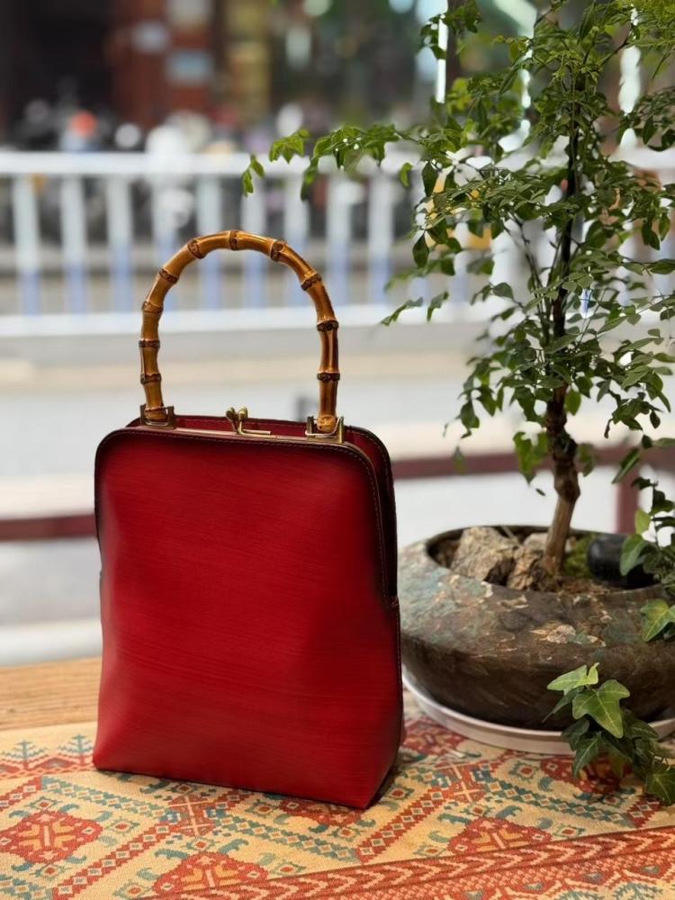 حقيبة مصنوعة من الجلد و الخيزران