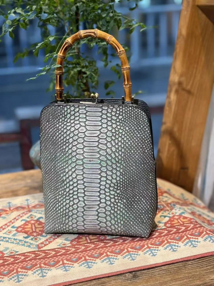 حقيبة مصنوعة من الجلد و الخيزران