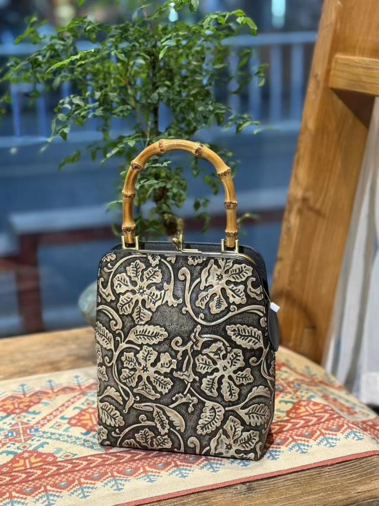 حقيبة مصنوعة من الجلد و الخيزران