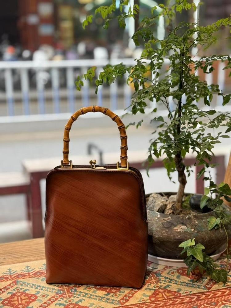 حقيبة مصنوعة من الجلد و الخيزران