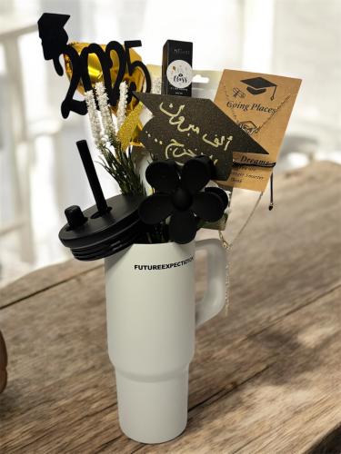 مق التخرج ابيض(شامل الاسم او العبارة حسب الطلب)