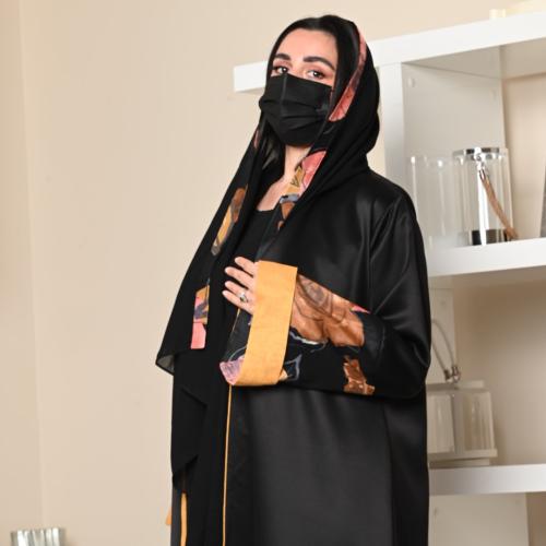 عبايه صيفيه اللون اسود القماش ستان مع نص اكمام مشج...