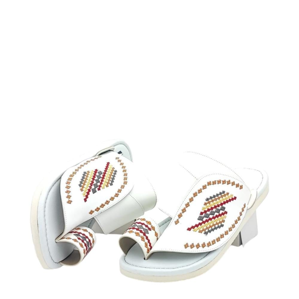 حذاء شرقي مطرز ابيض دعسة طبي وطني