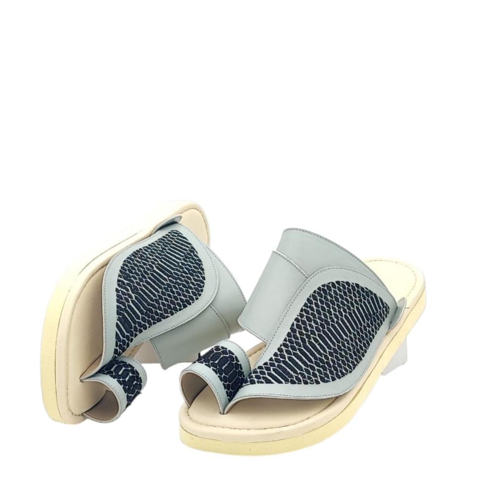 حذاء شرقي مطرز رصاصي فاتح دعسة طبي وطني