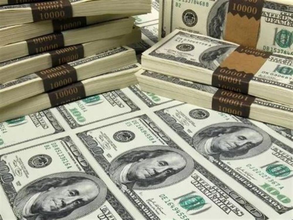 الدولار يرتفع بشكل طفيف لكنه يتجه لخسارة أسبوعية