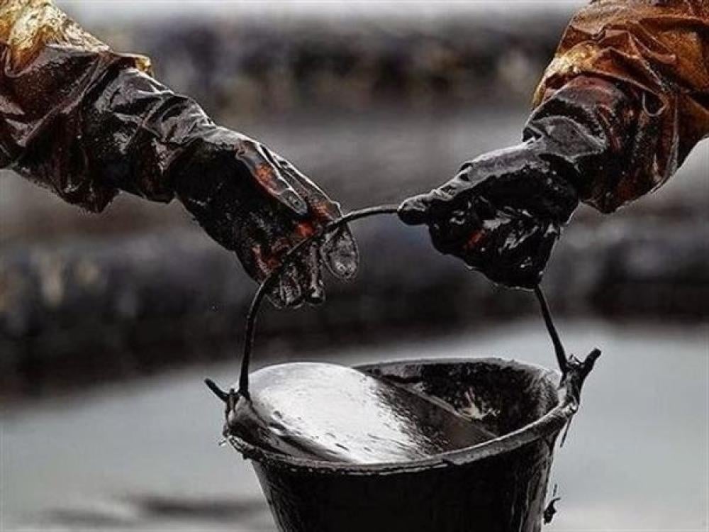 تراجع أسعار النفط وسط مخاوف من فائض الإمدادات