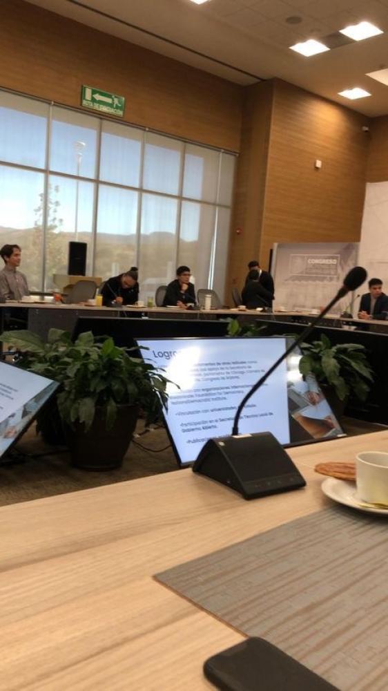 اللطف الدفاعي: حين تتحوّل المجاملة إلى آلية بقاء