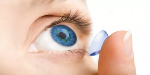 الفرق بين العدسات الطبية العادية والمضادة للانعكاس