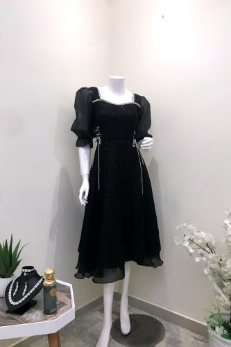 فستان A-Line بأكمام منفوشة وتصميم يشد الخصر