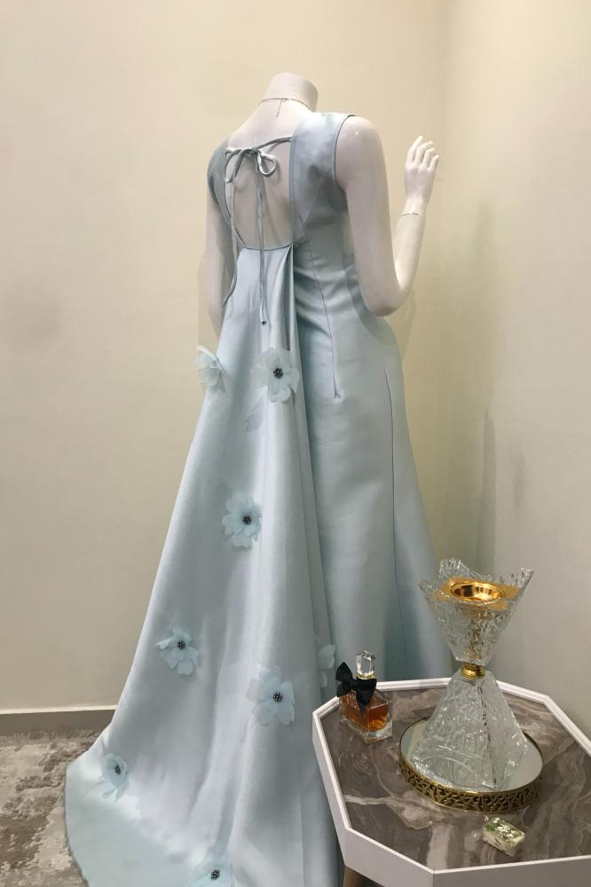 فستان طويل بتصميم الذيل المورد بالؤلؤ