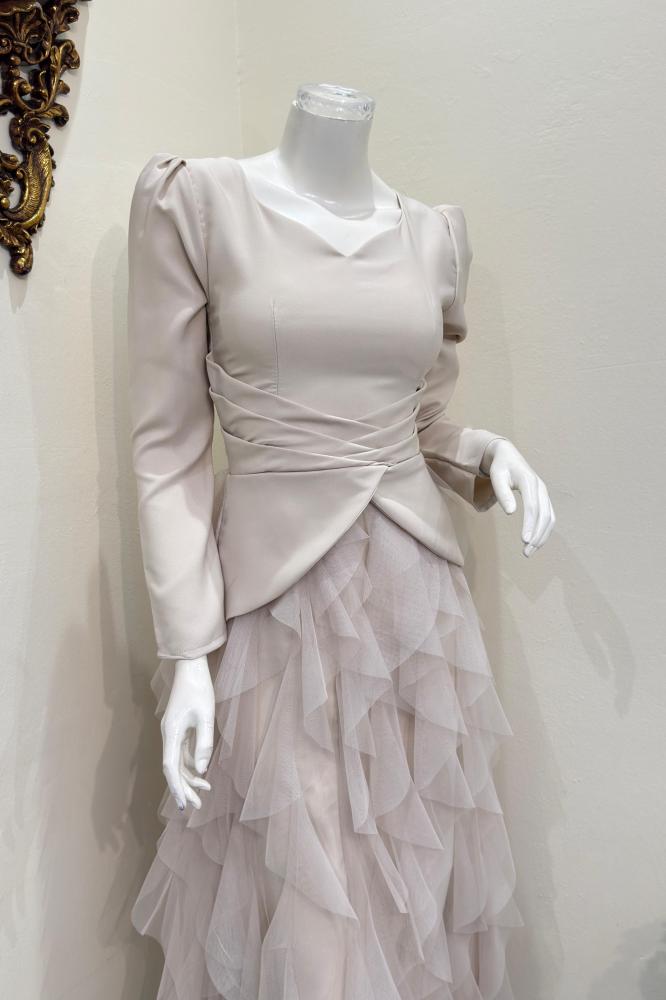 فستان فاخر بتصميم درابيه وكشكش