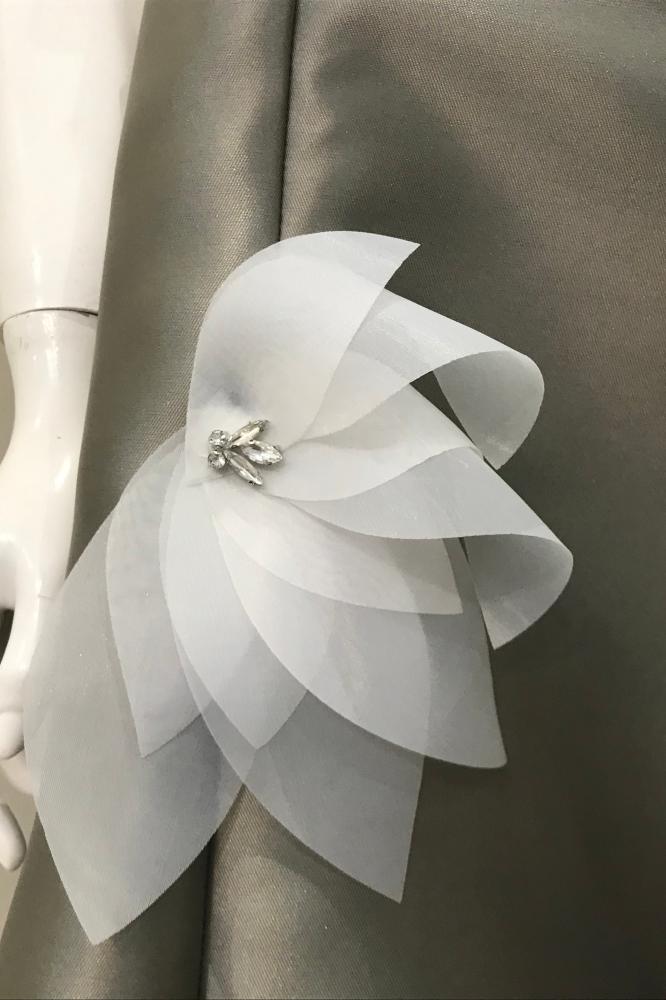 فستان ميدي أنيق بياقة منسدلة مورد بالفصوص