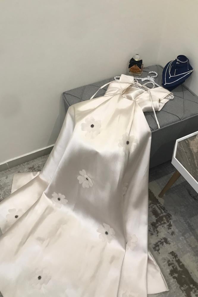 فستان طويل بتصميم الذيل المورد بالؤلؤ