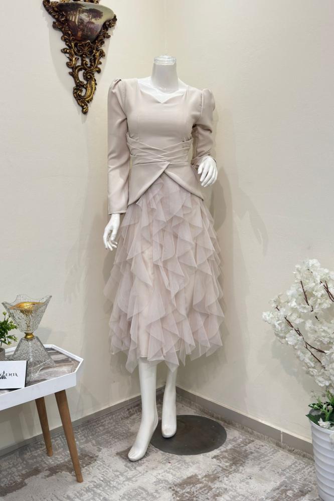 فستان فاخر بتصميم درابيه وكشكش