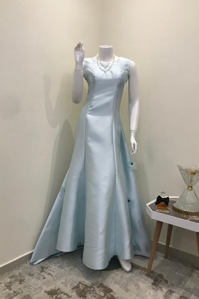 فستان طويل بتصميم الذيل المورد بالؤلؤ