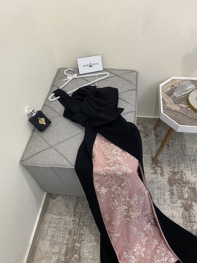 فستان كريب تورنادو مطرز مدمج للونين