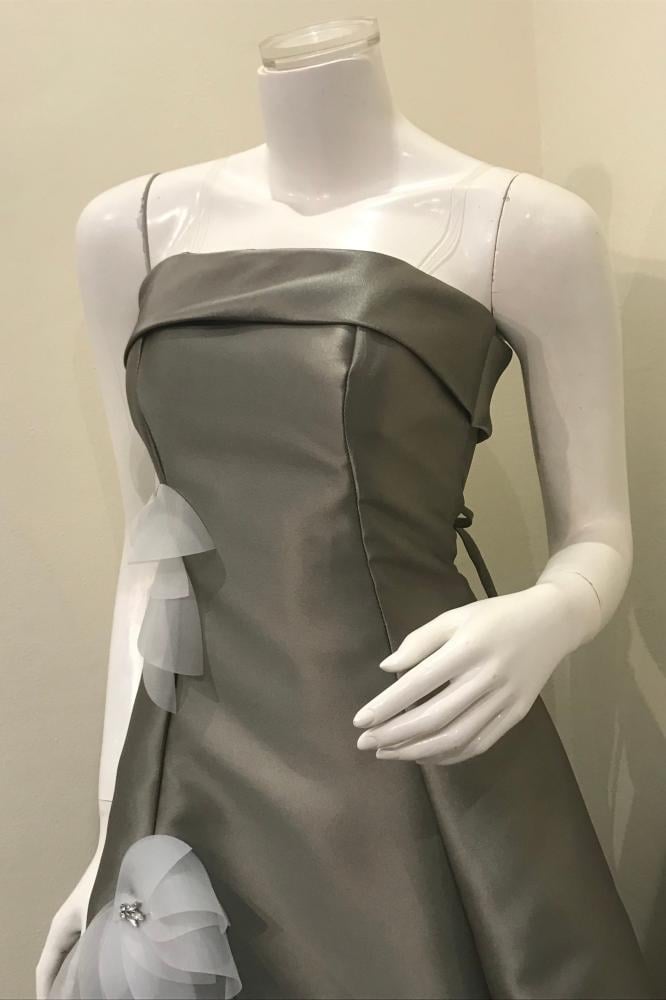 فستان ميدي أنيق بياقة منسدلة مورد بالفصوص