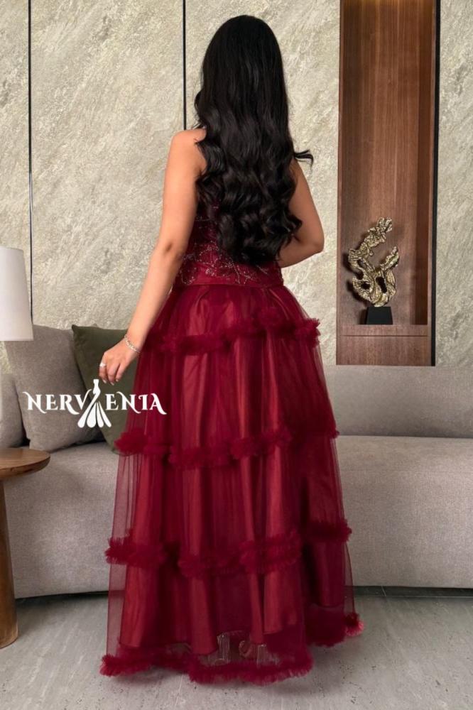 فستان تل طبقات مزين بنقشة صدر