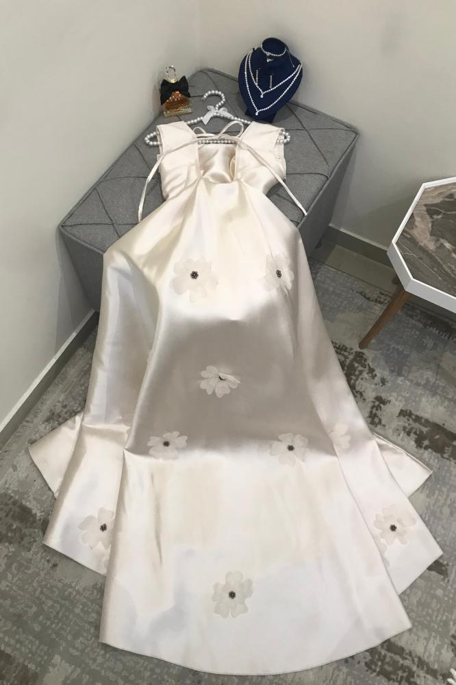 فستان طويل بتصميم الذيل المورد بالؤلؤ