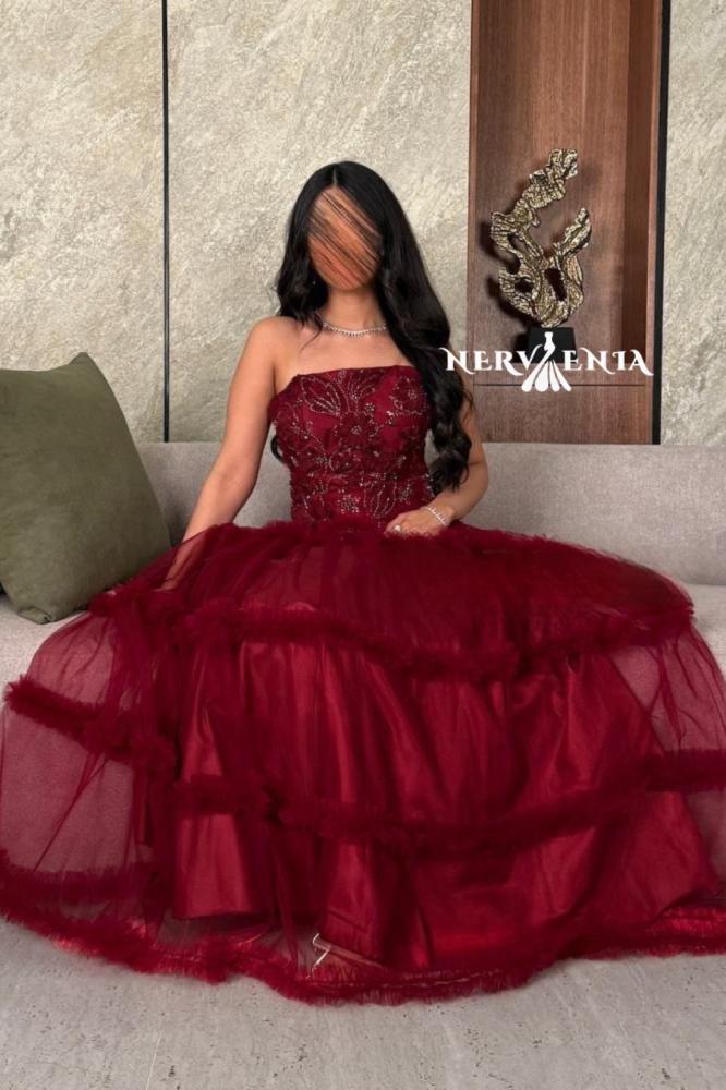 فستان تل طبقات مزين بنقشة صدر